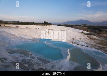 Turisti che visitano le terrazze Travertine a Pamukkale, regione egea, Turchia. Foto Stock