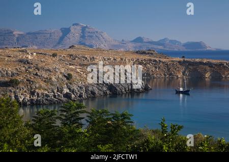 Barca a vela ancorata in una baia isolata a Lindos, Rodi, Grecia. Foto Stock