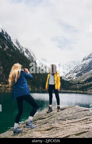 Ricco di spoglie naturali. Scatto di una ragazza che scatta una foto di un amico het fuori. Foto Stock