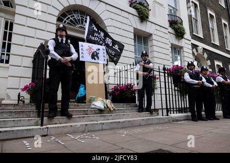 Londra, Regno Unito. 01st luglio 2022. La polizia incontrata si è vista in standby durante un raduno fuori dall'Ufficio economico e commerciale di Hong Kong. Centinaia di hongkonger residenti a Londra si sono riuniti in occasione del 25th anniversario della consegna di Hong Kong per protestare contro il regime autoritario del Partito comunitario cinese. Credit: SOPA Images Limited/Alamy Live News Foto Stock