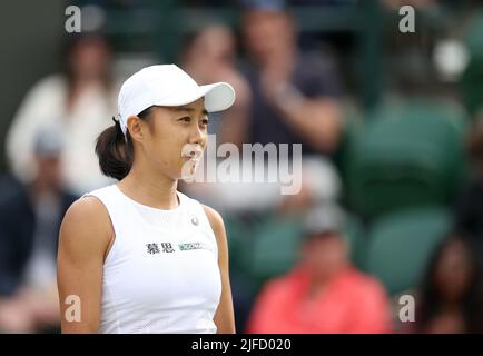 Londra, Regno Unito. 1st luglio 2022. Zhang Shuai reagisce durante la terza partita femminile tra Zhang Shuai in Cina e Caroline Garcia in Francia al Wimbledon Tennis Championship di Londra, Regno Unito, il 1 luglio 2022. Credit: Li Ying/Xinhua/Alamy Live News Foto Stock