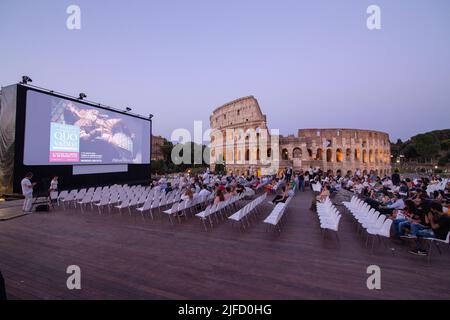 Roma, Italia. 01st luglio 2022. Vista dell'arena del cinema 'Quo Vadis' di fronte al Colosseo a Roma (Foto di Matteo Nardone/Pacific Press) Credit: Pacific Press Media Production Corp./Alamy Live News Foto Stock