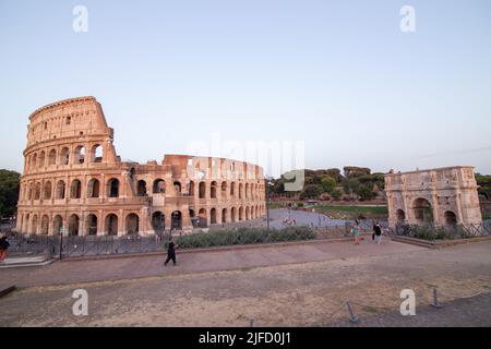 Roma, Italia. 01st luglio 2022. View of Colosseo and Arch of Constantine in Rome (Photo by Matteo Nardone/Pacific Press) Credit: Pacific Press Media Production Corp./Alamy Live News Foto Stock