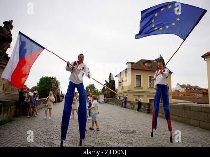 Praga. 1st luglio 2022. La gente vana le bandiere dell'Unione europea (R) e della Repubblica ceca durante una sfilata celebrativa nella capitale ceca Praga il 1 luglio 2022. Venerdì la Repubblica ceca ha assunto il controllo della Francia alla guida della presidenza a rotazione di sei mesi del Consiglio dell'Unione europea. Credit: Dana Kesnerova/Xinhua/Alamy Live News Foto Stock