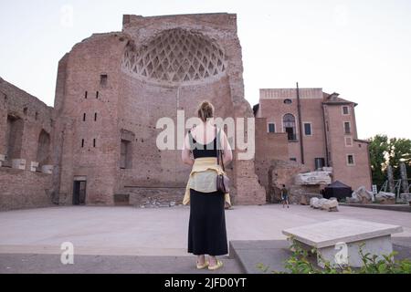 Roma, Italia. 01st luglio 2022. Vista dell'arena del cinema 'Quo Vadis' di fronte al Colosseo a Roma (Foto di Matteo Nardone/Pacific Press/Sipa USA) Credit: Sipa USA/Alamy Live News Foto Stock