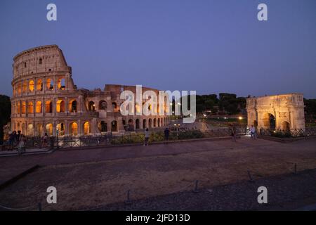 Roma, Italia. 1st luglio 2022. Vista del Colosseo e dell'Arco di Costantino a Roma (Credit Image: © Matteo Nardone/Pacific Press via ZUMA Press Wire) Credit: ZUMA Press, Inc./Alamy Live News Foto Stock