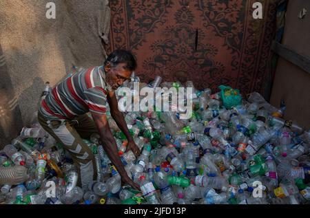 Kashmir, India. 01st luglio 2022. (220702) -- SRINAGAR, 2 luglio 2022 (Xinhua) -- Un ragpicker dispone bottiglie di plastica a Srinagar, capitale estiva del Kashmir indiano-controllato, 1 luglio 2022. Il governo indiano ha creato sale di controllo dedicate e forma speciali squadre di controllo per controllare la produzione illegale, l'importazione, lo stoccaggio, la distribuzione, la vendita e l'uso di articoli in plastica monouso (SUP) vietati. A tutti gli stati e territori del paese è stato chiesto di istituire posti di controllo di frontiera per fermare la circolazione interstatale di qualsiasi voce del SUP vietata, ha dichiarato un annuncio ufficiale, che ha ribadito un divieto totale Foto Stock