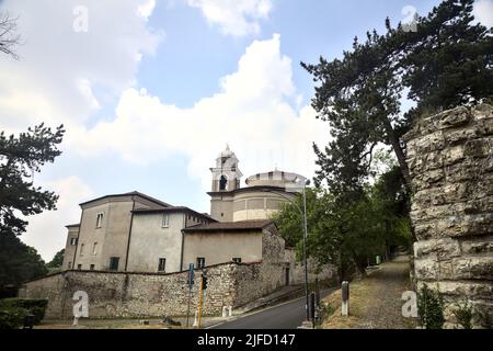 Chiesa sul bordo di una strada in un parco in una giornata estiva Foto Stock