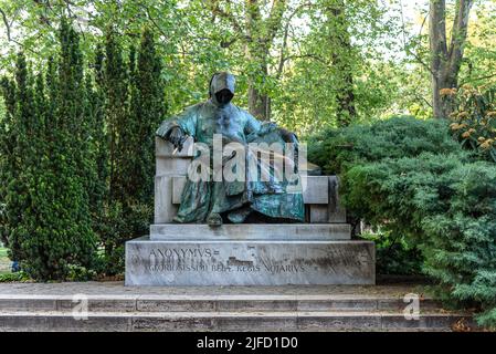 La statua del monaco medievale Anonymous nel Parco cittadino di Budapest Foto Stock