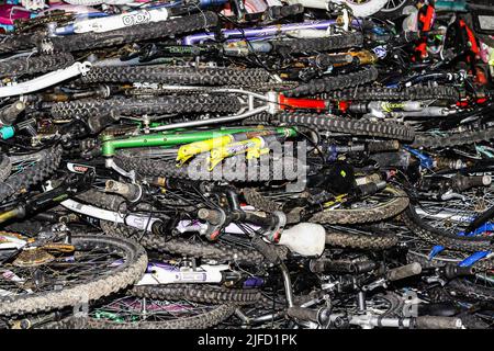 Nakuru, Kenya. 25th giugno 2022. Vista generale delle biciclette di seconda mano non assemblate nella città di Nakuru. Le biciclette stanno diventando un mezzo di trasporto popolare sia nelle aree urbane che in quelle rurali. (Foto di James Wakibia/SOPA Images/Sipa USA) Credit: Sipa USA/Alamy Live News Foto Stock