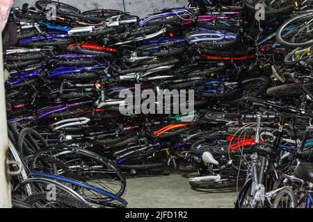 Nakuru, Kenya. 25th giugno 2022. Vista generale delle biciclette di seconda mano non assemblate nella città di Nakuru. Le biciclette stanno diventando un mezzo di trasporto popolare sia nelle aree urbane che in quelle rurali. (Foto di James Wakibia/SOPA Images/Sipa USA) Credit: Sipa USA/Alamy Live News Foto Stock