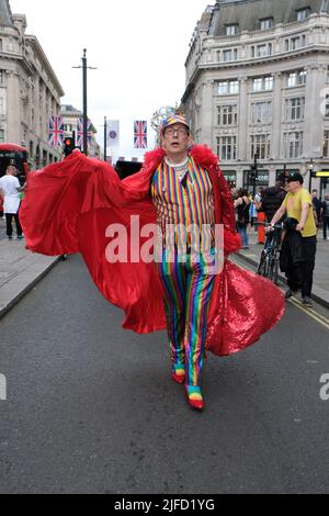 Londra, Regno Unito, 1st luglio 2022. I veterani della prima marcia Pride nel Regno Unito e altri attivisti LGBT+ hanno segnato il 50th anniversario dell'evento, marciando lungo il percorso originale intrapreso nel 1972. I manifestanti hanno riportato Pride alle radici del GLF (Gay Liberation Front) come protesta contro la discriminazione e la lotta per l'uguaglianza. Credit: Undicesima ora Fotografia/Alamy Live News Foto Stock