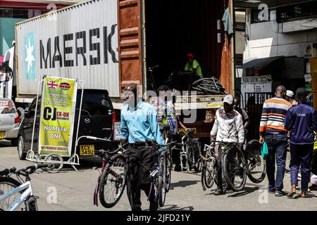 Nakuru, Kenya. 25th giugno 2022. La gente ha visto trasportare le parti della bicicletta di seconda mano importate dal Regno Unito. Le biciclette stanno diventando un mezzo di trasporto popolare sia nelle aree urbane che in quelle rurali. (Credit Image: © James Wakibia/SOPA Images via ZUMA Press Wire) Foto Stock