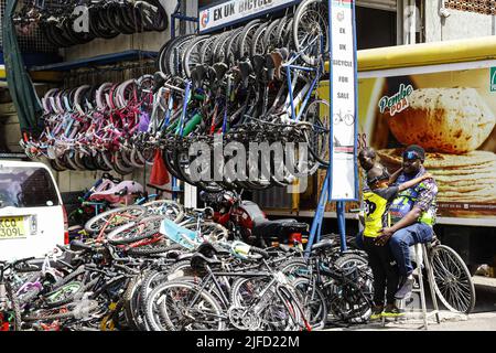 Nakuru, Kenya. 25th giugno 2022. Vista generale delle biciclette di seconda mano assemblate importate dal Regno Unito in un mercato pronto per essere venduto. Le biciclette stanno diventando un mezzo di trasporto popolare sia nelle aree urbane che in quelle rurali. (Credit Image: © James Wakibia/SOPA Images via ZUMA Press Wire) Foto Stock