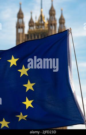 Londra, Regno Unito. 28th giugno 2022. Bandiera europea con il Parlamento britannico, sede del governo britannico a Westminster, Londra. (Credit Image: © John Wreford/SOPA Images via ZUMA Press Wire) Foto Stock