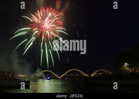 I fuochi d'artificio illuminano il cielo sul fiume Anacostia come parte delle celebrazioni del fine settimana del 4th luglio a Washington, DC, il 1 luglio 2022. Foto Stock