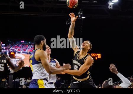 Brandon Sampson (Guardia) #5 di Terranova supera l'Adika Peter-McNeilly #6 di Edmonton (Guardia) e il Jordan Baker #8 (in avanti) durante la gara di Edmonton Stingers dei Newfoundland Growlers in Canadian Elite Basketball Action con una vittoria storica. Edmonton Stingers 120-69 Fraser Valley Bandits. Foto Stock