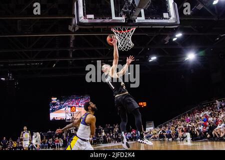 Il #1 Mason Bourcier (Guardia) di Terranova batte l'Adika Peter-McNeilly #6 di Edmonton (in avanti) visto in azione durante il rout Edmonton Stingers dei Newfoundland Growlers in Canadian Elite Basketball Action con una vittoria storica. Edmonton Stingers 120-69 Fraser Valley Bandits. Foto Stock