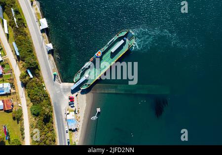 Veicoli a bordo di un traghetto a Chacao, Isola di Chiloe, per attraversare il canale verso Pargua sulla terraferma Foto Stock