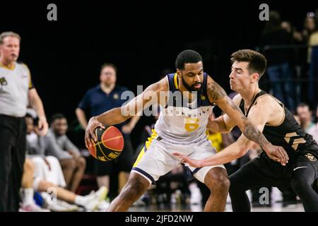 Edmonton, Canada. 30th giugno 2022. L'Adika Peter-McNeilly #6 di Edmonton (in avanti) e il Mason Bourcier (Guardia) #1 di Newfoundland visto in azione durante il rout di Edmonton Stingers dei Newfoundland Growlers nell'azione di Basket Canadian Elite con una vittoria storica.Edmonton Stingers 120-69 Fraser Valley Bandits. (Foto di Ron Palmer/SOPA Images/Sipa USA) Credit: Sipa USA/Alamy Live News Foto Stock