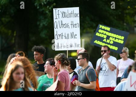 Danville, Stati Uniti. 01st luglio 2022. I manifestanti dei diritti di aborto hanno dei cartelli durante un raduno al Memorial Park di Danville, Pennsylvania, il 1 luglio 2022. Il raduno arriva una settimana dopo che la Corte Suprema degli Stati Uniti ha emesso la sua opinione in Dobbs v. Jackson Womens Health Organization che ha rovesciato Roe v. Wade e il diritto di accesso all'aborto. (Foto di Paul Weaver/Sipa USA) Credit: Sipa USA/Alamy Live News Foto Stock