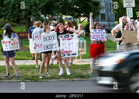 Danville, Stati Uniti. 01st luglio 2022. I manifestanti dei diritti di aborto hanno dei cartelli durante un raduno al Memorial Park di Danville, Pennsylvania, il 1 luglio 2022. Il raduno arriva una settimana dopo che la Corte Suprema degli Stati Uniti ha emesso la sua opinione in Dobbs v. Jackson Womens Health Organization che ha rovesciato Roe v. Wade e il diritto di accesso all'aborto. (Foto di Paul Weaver/Sipa USA) Credit: Sipa USA/Alamy Live News Foto Stock