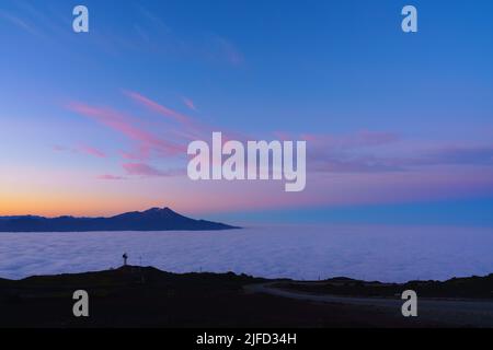 Mar de nubi en la montaña al amanecer. Ensenada, Volcán Calbuco. patagonia chilena Foto Stock