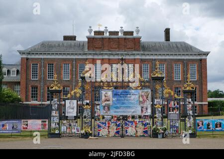 Londra, Regno Unito, 1st luglio 2022. I tifosi reali creano un omaggio annuale alla principessa Diana il suo compleanno, lasciando fiori, ornamenti e striscioni in suo onore alle porte della sua ex casa, Kensington Palace. Diana avrebbe girato 61 quest'anno. Credit: Undicesima ora Fotografia/Alamy Live News Foto Stock