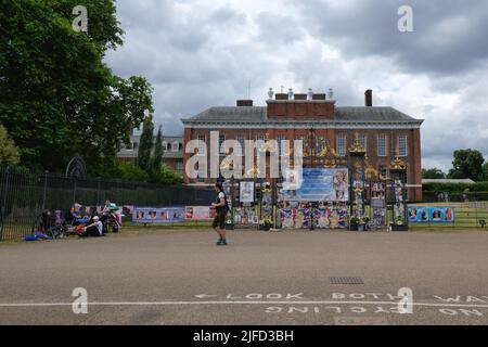 Londra, Regno Unito, 1st luglio 2022. I tifosi reali creano un omaggio annuale alla principessa Diana il suo compleanno, lasciando fiori, ornamenti e striscioni in suo onore alle porte della sua ex casa, Kensington Palace. Diana avrebbe girato 61 quest'anno. Credit: Undicesima ora Fotografia/Alamy Live News Foto Stock