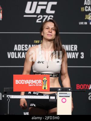 Las Vegas, Stati Uniti. 01st luglio 2022. LAS VEGAS, NV - LUGLIO 1: Julija Stoliarenko pone sulla scala per i pesati ufficiali per UFC 276 alla T-Mobile Arena il 1 luglio 2022 a Las Vegas, Nevada, Stati Uniti. (Foto di Alejandro Salazar/PxImages) Credit: PX Images/Alamy Live News Foto Stock