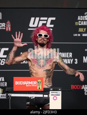 Las Vegas, Stati Uniti. 01st luglio 2022. LAS VEGAS, NV - 1 LUGLIO: Sean o'Malley pone sulla scala dei pesati ufficiali per UFC 276 alla T-Mobile Arena il 1 luglio 2022 a Las Vegas, Nevada, Stati Uniti. (Foto di Alejandro Salazar/PxImages) Credit: PX Images/Alamy Live News Foto Stock