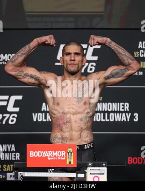 Las Vegas, Stati Uniti. 01st luglio 2022. LAS VEGAS, NV - 1 LUGLIO: Alex Pereira pone sulla scala per il pesato ufficiale per UFC 276 alla T-Mobile Arena il 1 luglio 2022 a Las Vegas, Nevada, Stati Uniti. (Foto di Alejandro Salazar/PxImages) Credit: PX Images/Alamy Live News Foto Stock