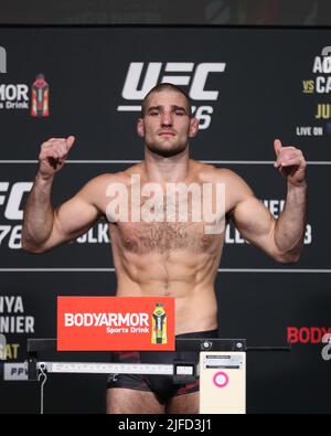 Las Vegas, Stati Uniti. 01st luglio 2022. LAS VEGAS, NV - 1 LUGLIO: Sean Strickland pone sulla scala per i pesati ufficiali per UFC 276 alla T-Mobile Arena il 1 luglio 2022 a Las Vegas, Nevada, Stati Uniti. (Foto di Alejandro Salazar/PxImages) Credit: PX Images/Alamy Live News Foto Stock