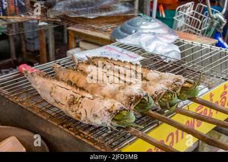 Ayutthaya Thailandia 5th giu 2022: Pesce testa di serpente alla griglia con rivestimento di sale, il cibo popolare nel mercato locale. Foto Stock