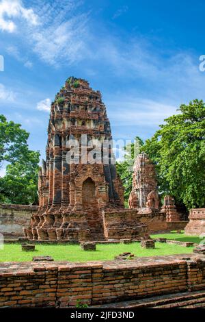 Il Prang in Wat Mahathat (Tempio della Grande Reliquia), un tempio buddista in Ayutthaya Thailandia. La storia di questo tempio inizia nel 1374. Foto Stock