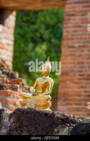 La piccola statua del Buddha a Wat Ratchaburana, è un tempio buddista (wat) nel Parco storico Ayutthaya Thailandia. È stata fondata nel 1424 Foto Stock