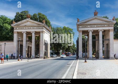Roma, Italia. 29 giugno 2022: Propylea neoclassica di Villa Borghese. Due templi neoclassici segnano l'ingresso a Villa Borghese. Foto Stock