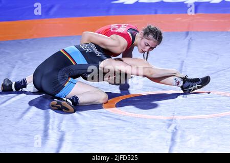 Roma, Italia. 01st luglio 2022. Mihaela Samoil (MDA) vs Amory Olivia Andrich (GER) WW 53kg durante i Campionati europei 2022 U20, Wrestling a Roma, Italia, luglio 01 2022 Credit: Independent Photo Agency/Alamy Live News Foto Stock