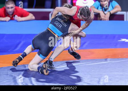 Roma, Italia. 01st luglio 2022. Mihaela Samoil (MDA) vs Amory Olivia Andrich (GER) WW 53kg durante i Campionati europei 2022 U20, Wrestling a Roma, Italia, luglio 01 2022 Credit: Independent Photo Agency/Alamy Live News Foto Stock