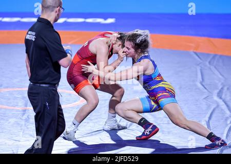 Roma, Italia. 01st luglio 2022. Chadia Ayachi (fra) vs Patricia Valeria Iurascu (ROU) WW 53kg durante i Campionati europei 2022 U20, Wrestling a Roma, Italia, luglio 01 2022 Credit: Independent Photo Agency/Alamy Live News Foto Stock