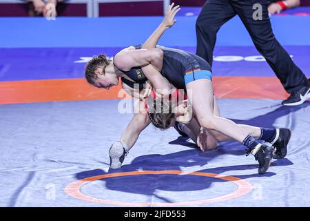 PalaPellicone, Roma, Italia, 01 luglio 2022, Mihaela Samoil (MDA) vs Amory Olivia Andrich (GER) WW 53kg nel corso dei campionati europei 2022 U20 - Wres Foto Stock