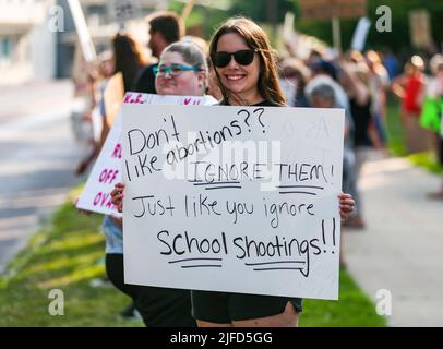 Danville, Stati Uniti. 01st luglio 2022. Un dimostratore di diritti di aborto tiene una targa durante un raduno al Memorial Park. Più di 100 persone si sono radunate nel Memorial Park per un raduno dei diritti di aborto. Il raduno si svolge una settimana dopo che la Corte Suprema degli Stati Uniti ha emesso il suo parere in Dobbs v. Jackson Women's Health Organization che ha rovesciato Roe v. Wade e il diritto di accesso all'aborto. Credit: SOPA Images Limited/Alamy Live News Foto Stock