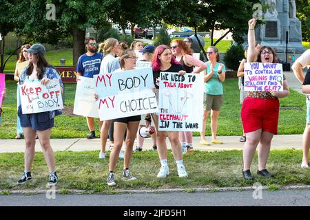 Danville, Stati Uniti. 01st luglio 2022. I dimostranti dei diritti di aborto tengono cartelli durante un raduno al Memorial Park. Più di 100 persone si sono radunate nel Memorial Park per un raduno dei diritti di aborto. Il raduno si svolge una settimana dopo che la Corte Suprema degli Stati Uniti ha emesso il suo parere in Dobbs v. Jackson Women's Health Organization che ha rovesciato Roe v. Wade e il diritto di accesso all'aborto. Credit: SOPA Images Limited/Alamy Live News Foto Stock