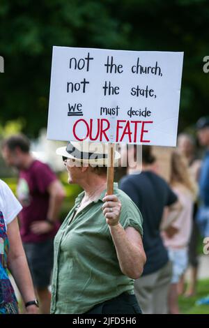 Danville, Stati Uniti. 01st luglio 2022. Un dimostratore di diritti di aborto tiene una targa durante un raduno al Memorial Park. Più di 100 persone si sono radunate nel Memorial Park per un raduno dei diritti di aborto. Il raduno si svolge una settimana dopo che la Corte Suprema degli Stati Uniti ha emesso il suo parere in Dobbs v. Jackson Women's Health Organization che ha rovesciato Roe v. Wade e il diritto di accesso all'aborto. Credit: SOPA Images Limited/Alamy Live News Foto Stock