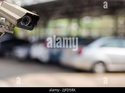 Immagine della telecamera di sicurezza CCTV sullo sfondo sfocato del parcheggio Foto Stock
