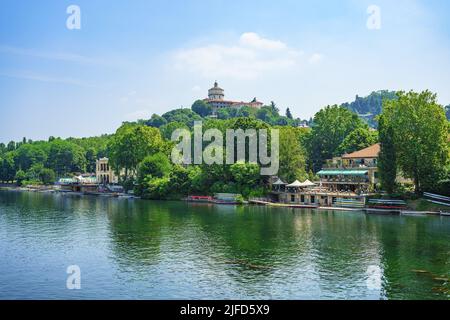 Vista panoramica sul po con vegetazione lussureggiante nella città di Springtime Torino Italia Foto Stock