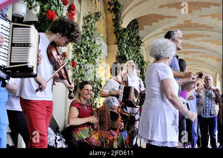 Francia, Parigi (75) 3 e 4th circondario, Giornata della Musica su Place des Vosges, gruppo musicale tradizionale francese Foto Stock