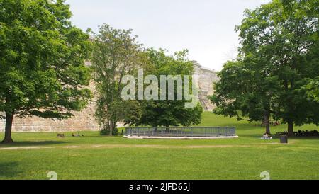 Parco a valle della diga di New Croton, costruita nel 1892-1906, parte del sistema di approvvigionamento idrico di New York City, Croton-on-Hudson, NY, USA Foto Stock