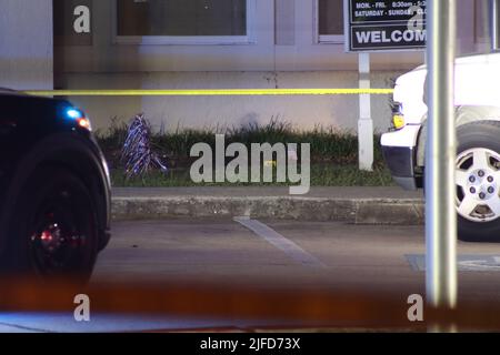 Houston, Stati Uniti. 1 luglio 2022. Sparare su West Airtex negli appartamenti Kimberly Pointe: Due adolescenti sono morti e un altro uomo è ferito dopo un tiro durante una festa in piscina. Credit: Robert Balli/Alamy Live News Foto Stock