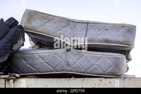 Immondizia e dettagli di inquinamento in città Foto Stock